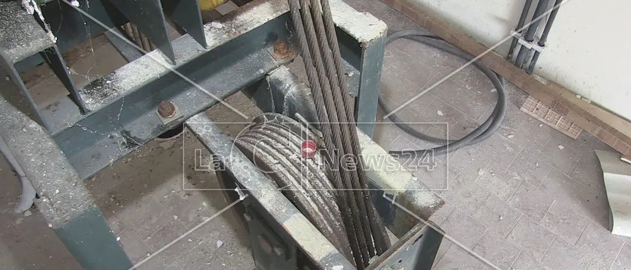 Rende, ascensore fermo da trent’anni in una casa popolare: i residenti “prigionieri” nella palazzina pagano lo spreco di denaro pubblico\n