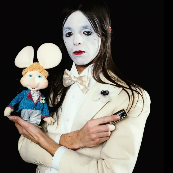 Lucio Corsi: per il cantautore il festival di Sanremo parte col premio miglior artista indipendente\n