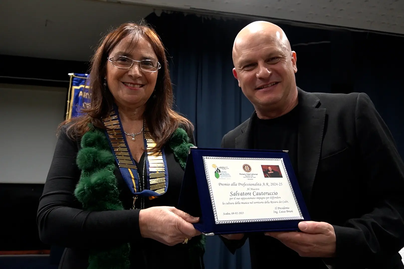 <p>Salvatore Cauteruccio insieme alla presidente Luisa Bruni</p>\\n