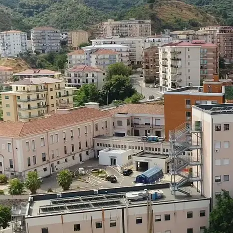 Neonato morto a Trebisacce, la Pediatria dell’ospedale di Corigliano chiarisce: «I genitori hanno rifiutato il ricovero»\n
