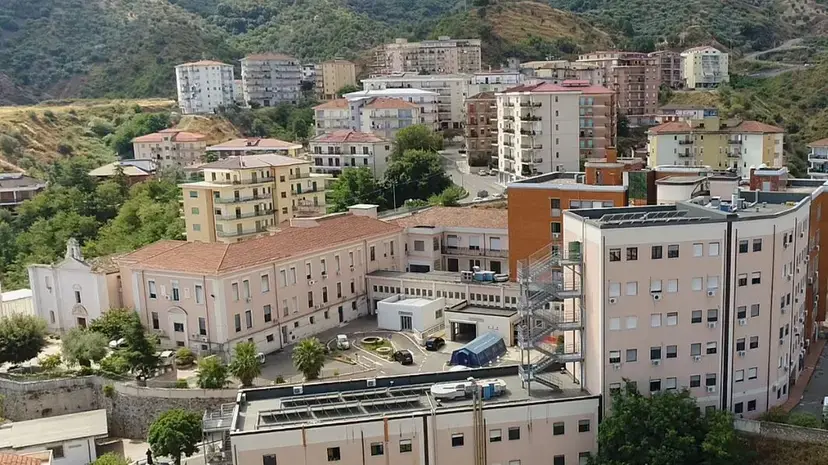 Neonato morto a Trebisacce, la Pediatria dell’ospedale di Corigliano chiarisce: «I genitori hanno rifiutato il ricovero»\n