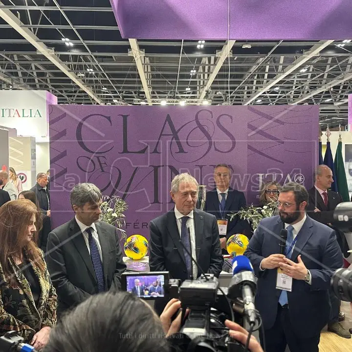 Wine Paris 2025, il ministro Urso inaugura il Padiglione Italia e brinda alla Calabria