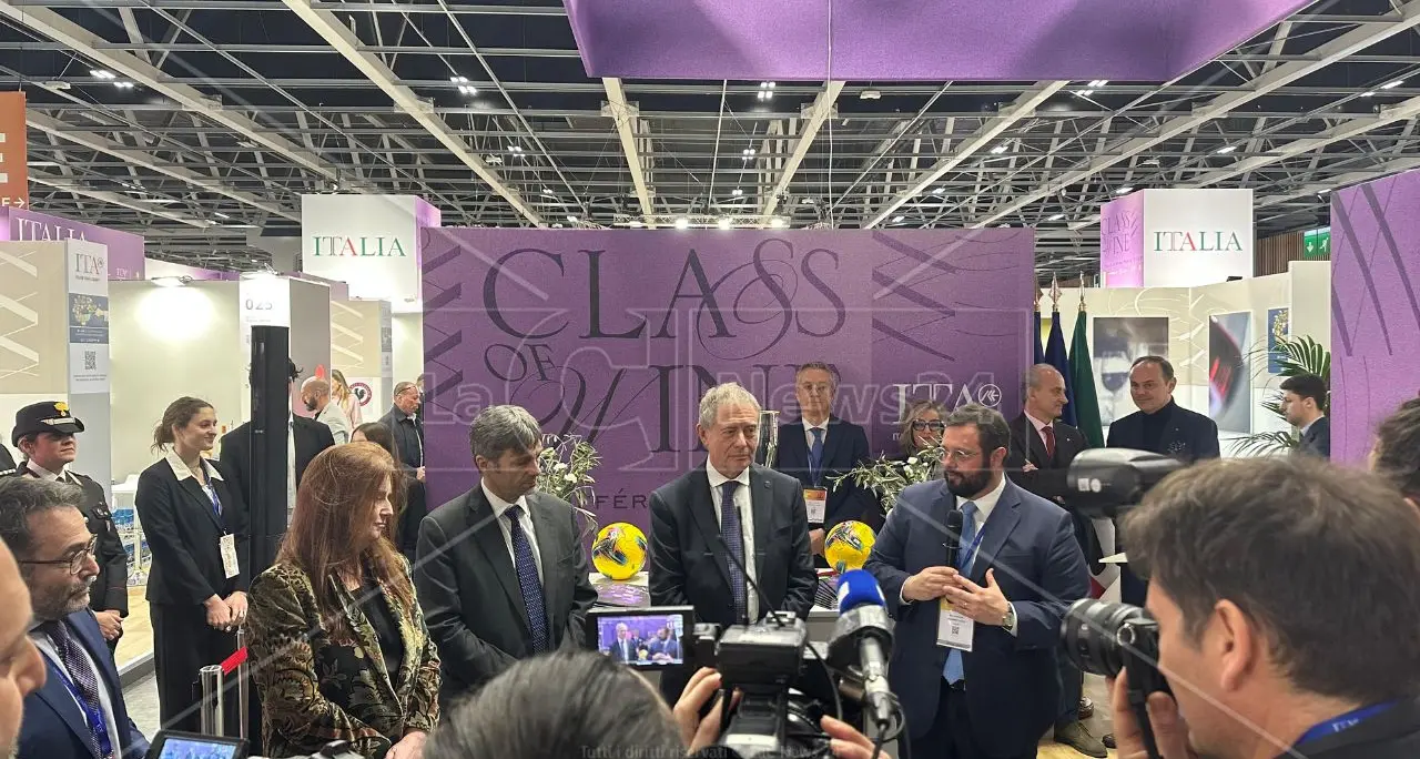 Wine Paris 2025, il ministro Urso inaugura il Padiglione Italia e brinda alla Calabria