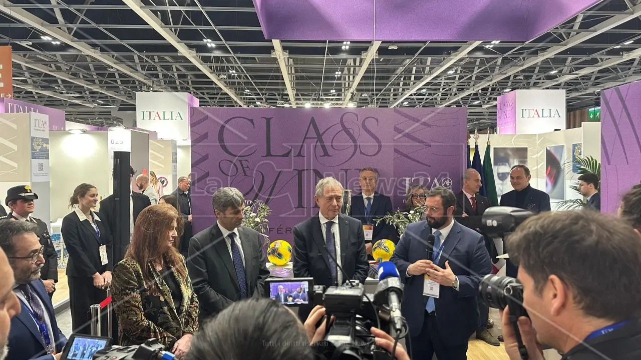 Wine Paris 2025, il ministro Urso inaugura il Padiglione Italia e brinda alla Calabria