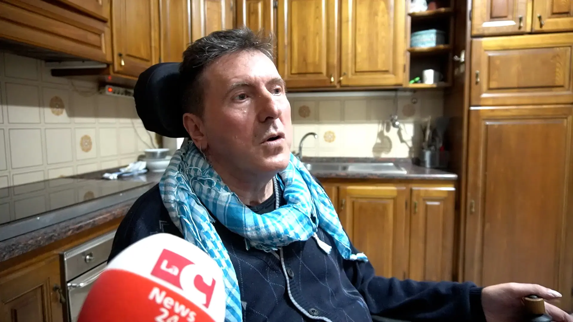 Solo e in carrozzina a Cetraro, il garante\u00A0delle persone con disabilità: «Leonardo ha bisogno di assistenza, chiederò un sollecito»