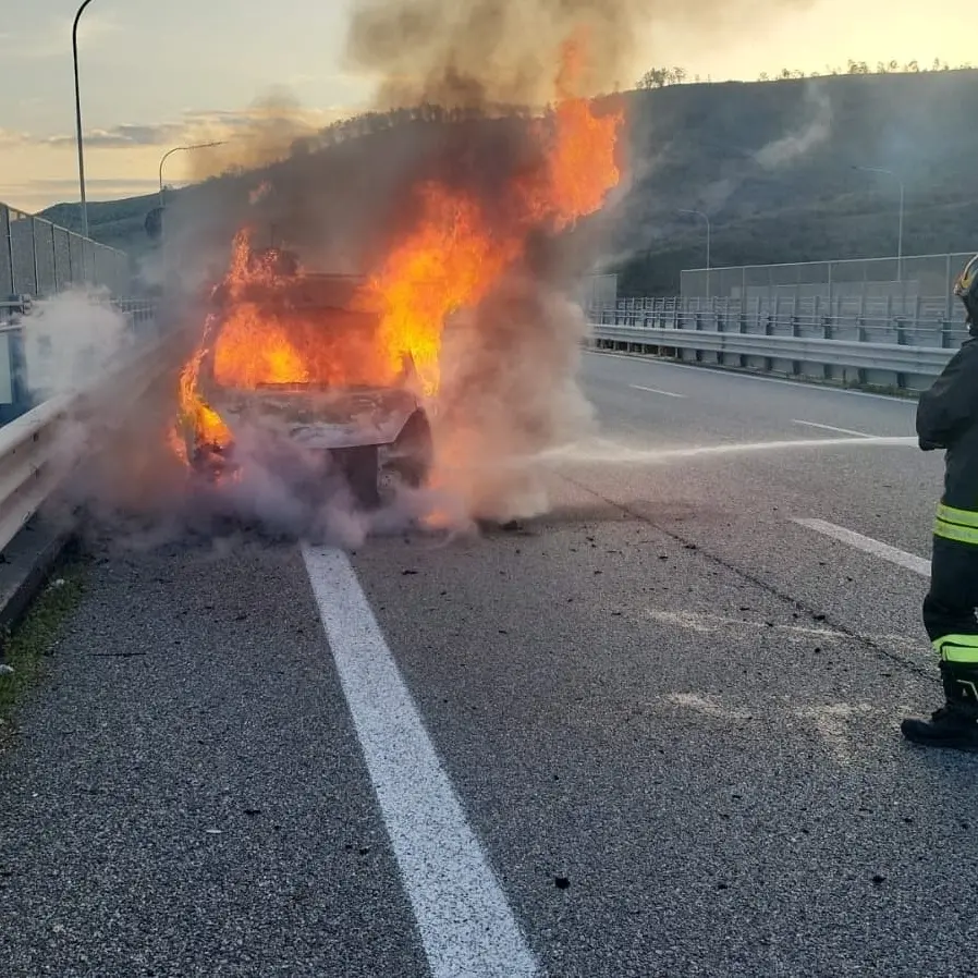 Furgone va a fuoco mentre viaggia sulla statale 106 a Catanzaro, salvo il conducente