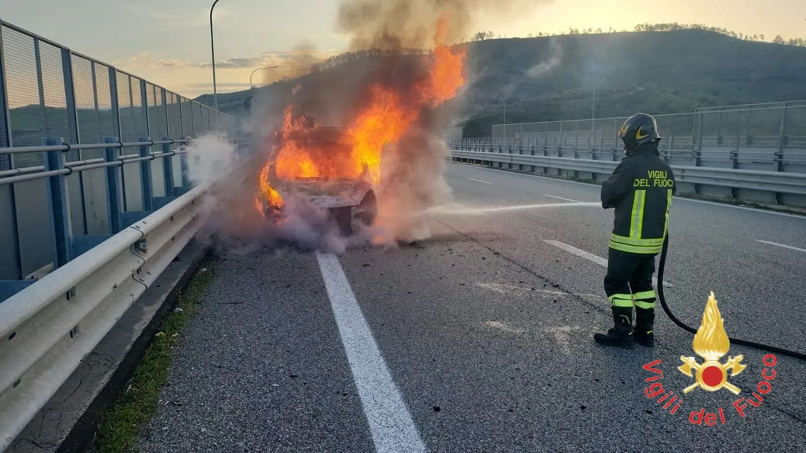 Furgone va a fuoco mentre viaggia sulla statale 106 a Catanzaro, salvo il conducente