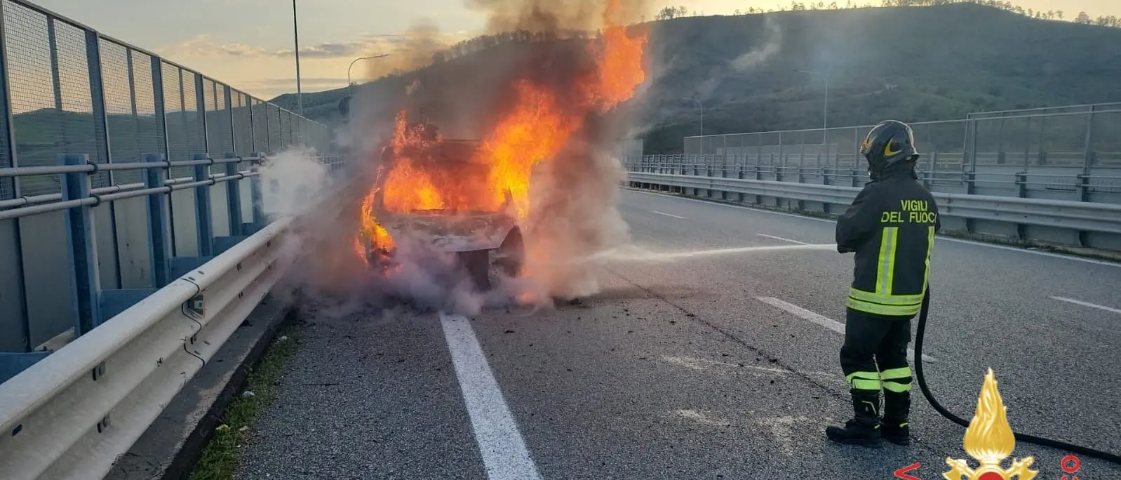 Furgone va a fuoco mentre viaggia sulla statale 106 a Catanzaro, salvo il conducente