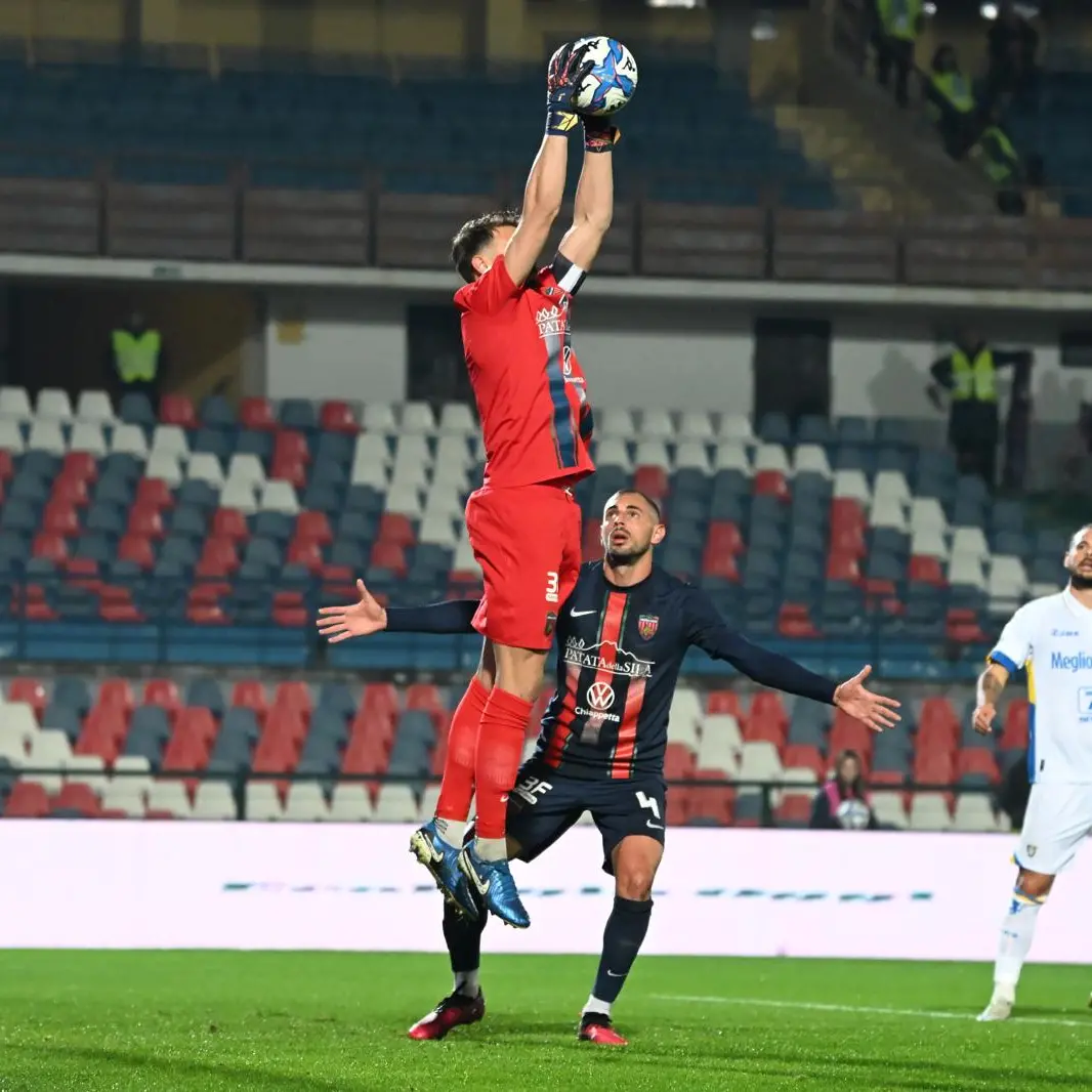 Il Cosenza torna a vincere (e a sperare). Il portiere Micai a LaC: «In campo scendono i calciatori, non i soldi e il fatturato»