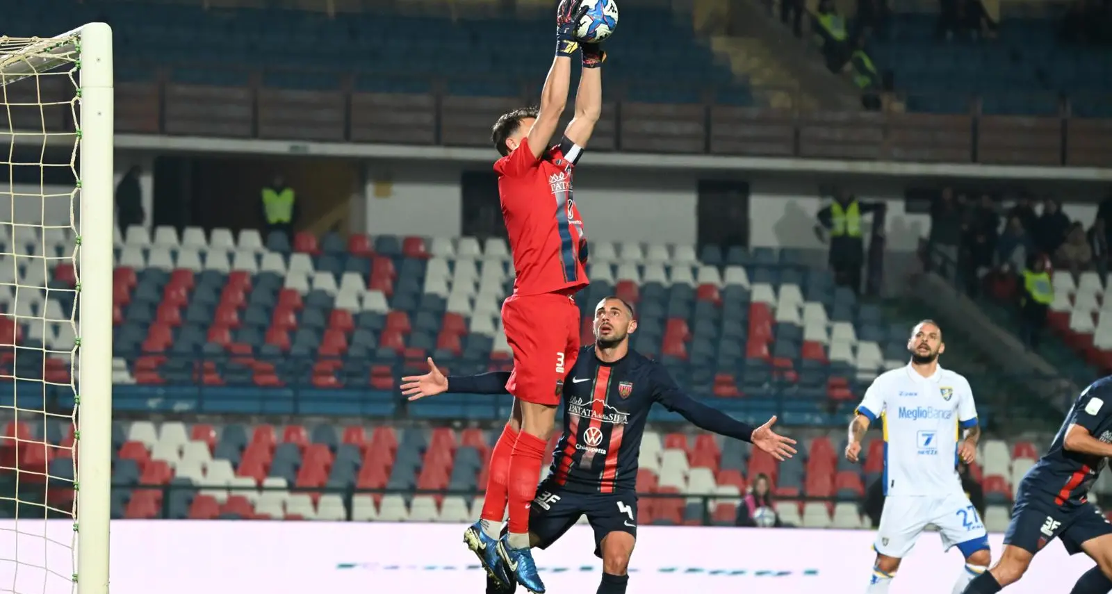 Il Cosenza torna a vincere (e a sperare). Il portiere Micai a LaC: «In campo scendono i calciatori, non i soldi e il fatturato»