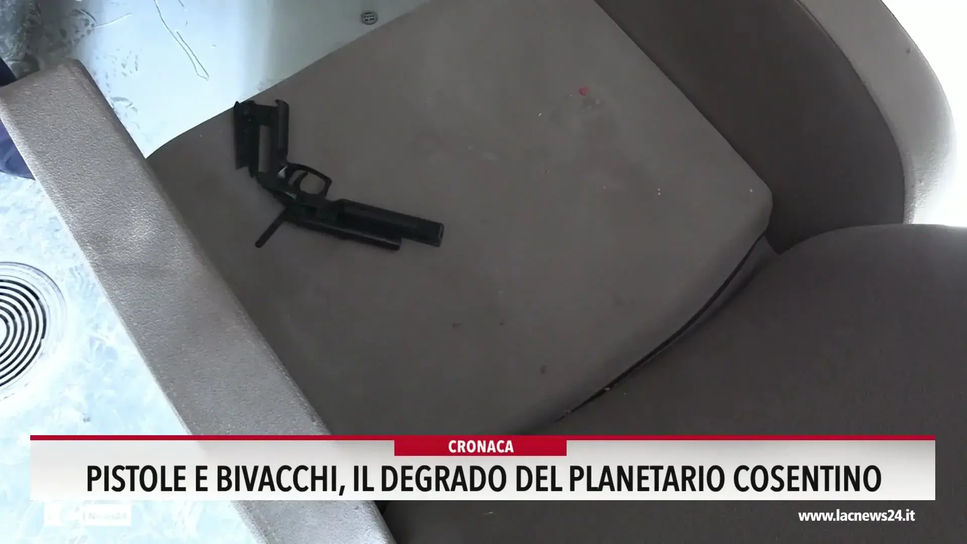 Pistole e bivacchi, il degrado del planetario cosentino