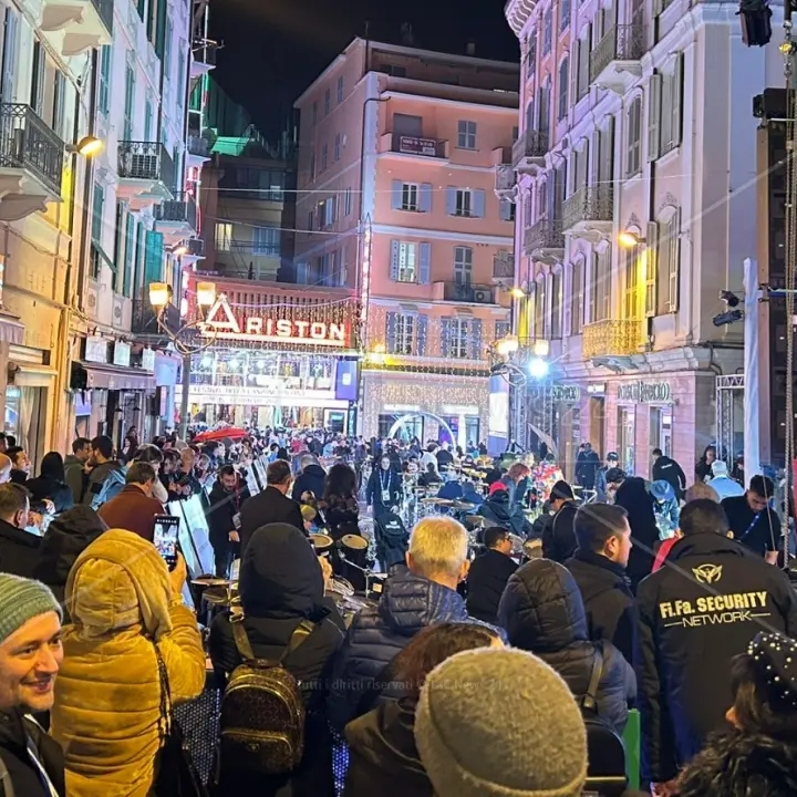 Si alzi il sipario: LaC a Sanremo per raccontare il Festival. E stasera il videomessaggio di Brunori nell’edizione del tg\n