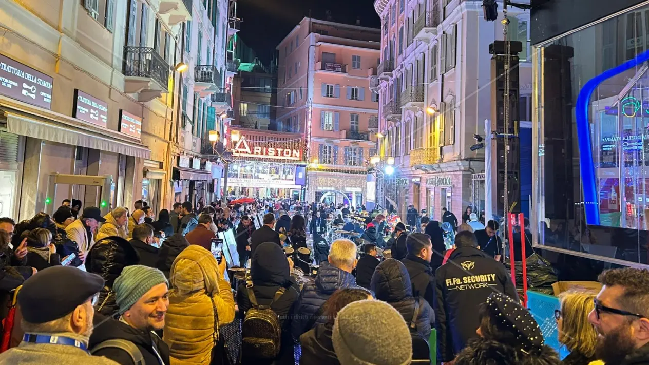 Si alzi il sipario: LaC a Sanremo per raccontare il Festival. E stasera il videomessaggio di Brunori nell’edizione del tg