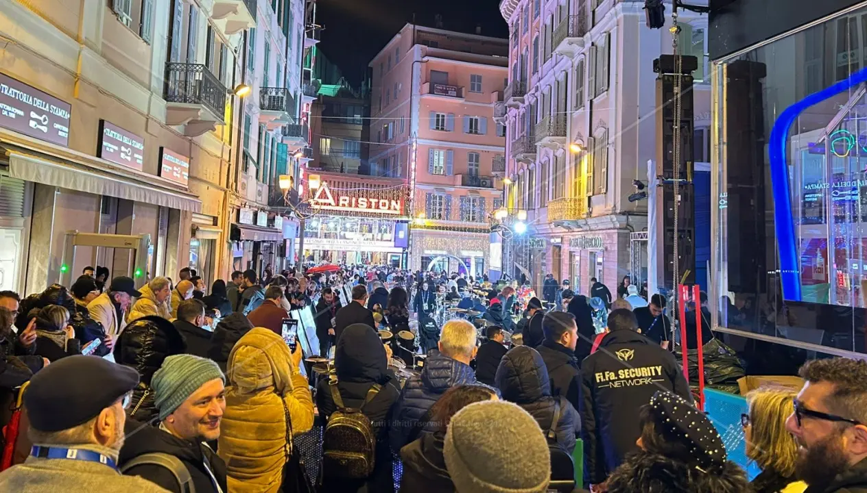 Si alzi il sipario: LaC a Sanremo per raccontare il Festival. E stasera il videomessaggio di Brunori nell’edizione del tg\n