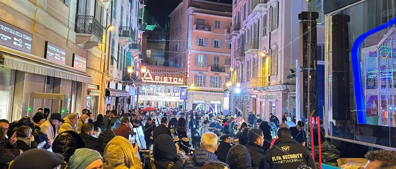 Si alzi il sipario: LaC a Sanremo per raccontare il Festival. E stasera il videomessaggio di Brunori nell’edizione del tg\n