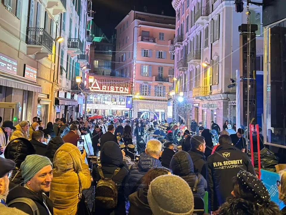 Si alzi il sipario: LaC a Sanremo per raccontare il Festival. E stasera il videomessaggio di Brunori nell’edizione del tg