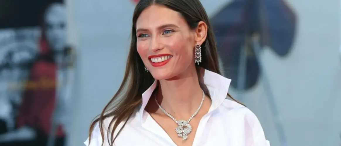 Bianca Balti vola verso Sanremo: la top model pronta a salire sul palco del teatro Ariston\n
