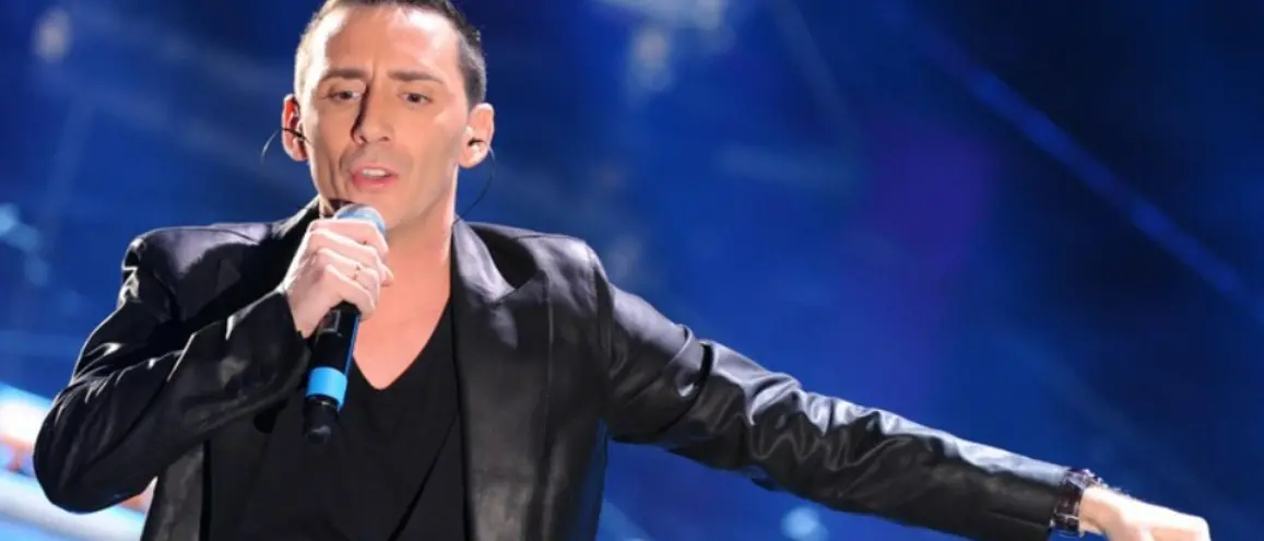 Kekko dei Modà cade dalle scale: «Dolore a una costola, ma prova lo stesso»\n