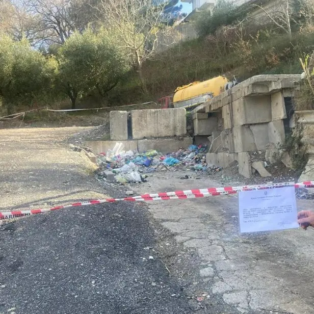 Deposito incontrollato di rifiuti a Lago, denunciata una ditta specializzata nella raccolta\n