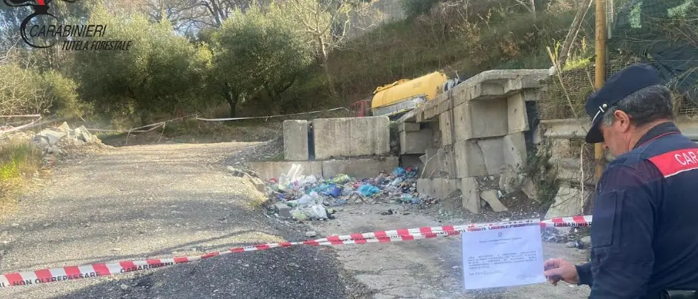 Deposito incontrollato di rifiuti a Lago, denunciata una ditta specializzata nella raccolta\n