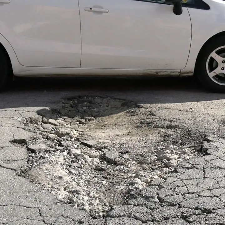 Vibo Valentia, viabilità in tilt tra buche pericolose e rattoppi: «Guidare qui è un disastro» –\u00A0Video\n