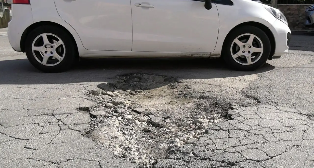 Vibo Valentia, viabilità in tilt tra buche pericolose e rattoppi: «Guidare qui è un disastro» –\u00A0Video\n