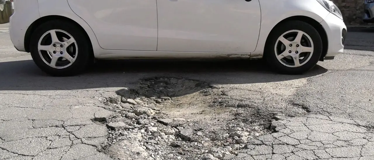 Vibo Valentia, viabilità in tilt tra buche pericolose e rattoppi: «Guidare qui è un disastro» –\u00A0Video\n