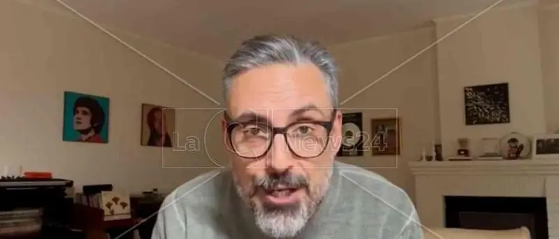 Il saluto di Brunori alla Calabria e l’appello (ironico)\u00A0al voto: «Usate anche le cabine telefoniche» –\u00A0VIDEO\u00A0\n