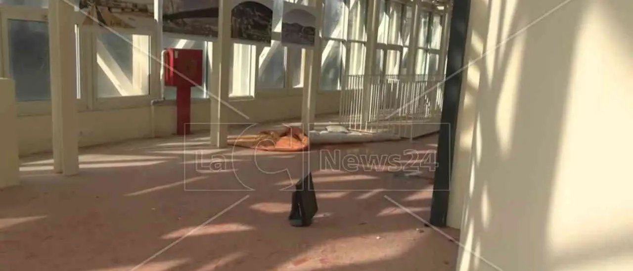 Quel che resta di un sogno: tra rottami e sporcizia, viaggio nel grande nulla del Planetario di Cosenza