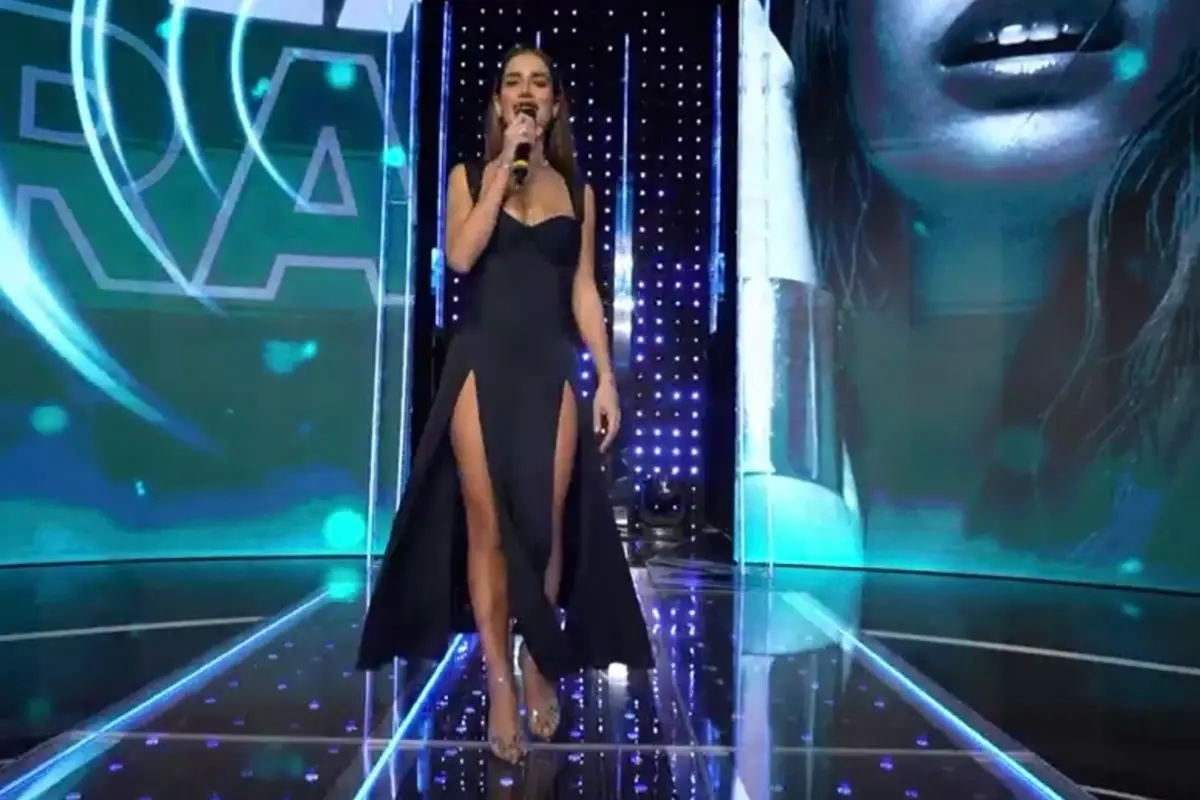 <p>Clara in abito Versace a Sar&agrave; Sanremo</p>\\n