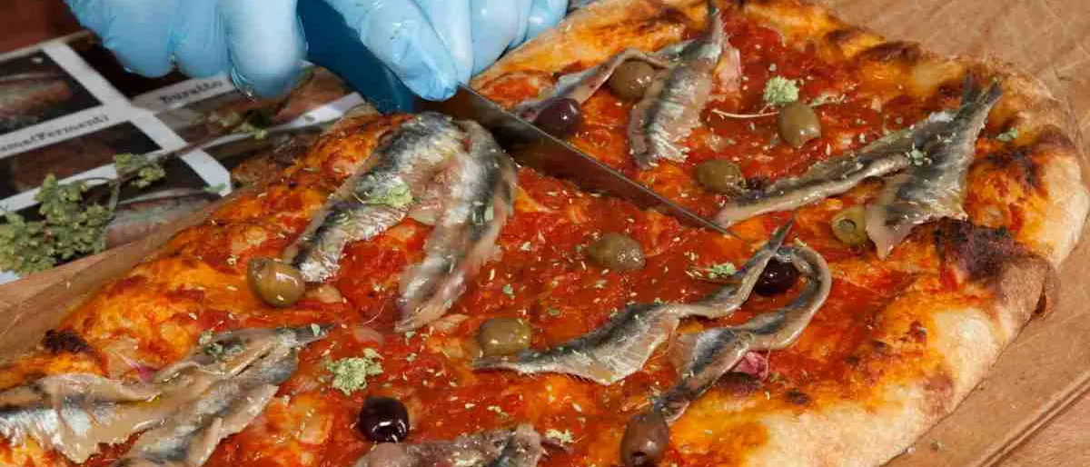 Sardenaira, il gusto autentico di Sanremo: quando la tradizione incontra il sapore del mare\n