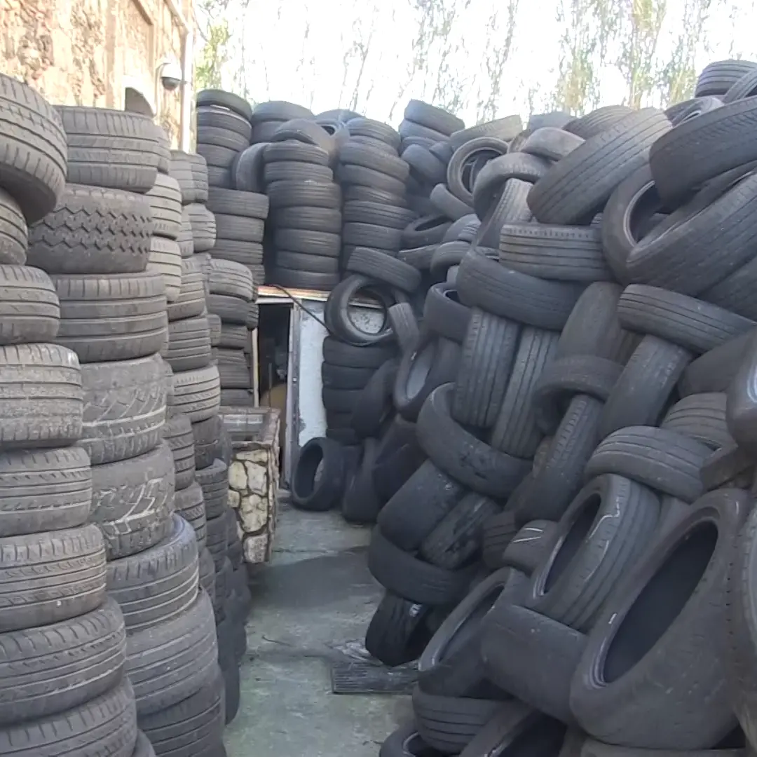 Montagne di pneumatici davanti alle officine in Calabria: la beffa del ritiro dei rifiuti speciali. I gommisti: «Siamo al collasso»