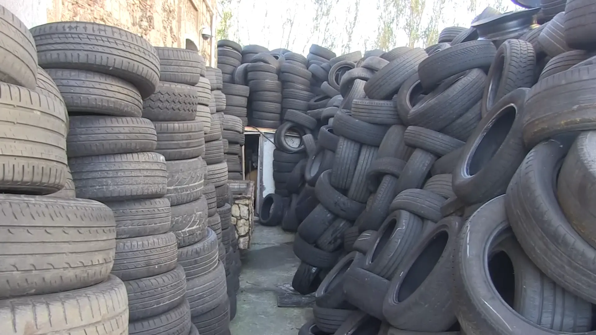 Montagne di pneumatici davanti alle officine in Calabria: la beffa del ritiro dei rifiuti speciali. I gommisti: «Siamo al collasso»