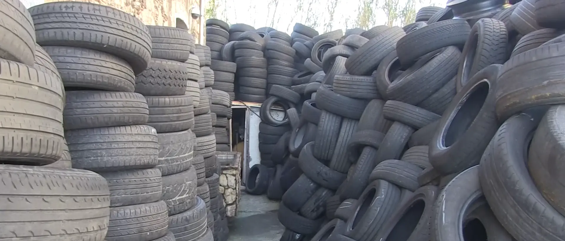 Montagne di pneumatici davanti alle officine in Calabria: la beffa del ritiro dei rifiuti speciali. I gommisti: «Siamo al collasso»