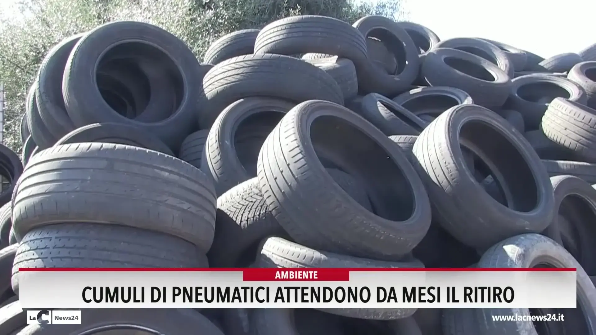 Cumuli di pneumatici attendono da mesi il ritiro