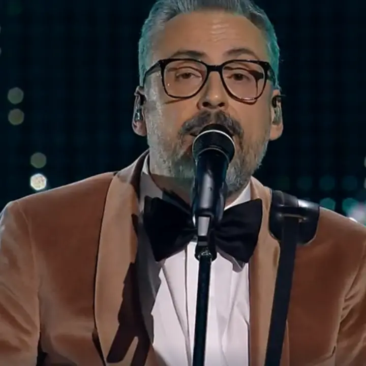 Sanremo 2025, Brunori debutta al Festival tra emozione e applausi: il cantautore calabrese conquista l’Ariston