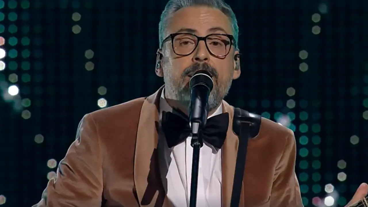 Sanremo 2025, Brunori debutta al Festival tra emozione e applausi: il cantautore calabrese conquista l’Ariston