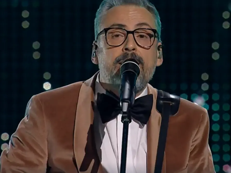 Sanremo 2025, Brunori debutta al Festival tra emozione e applausi: il cantautore calabrese conquista l’Ariston