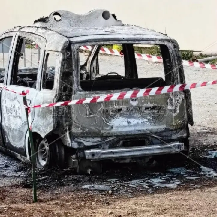 Incendio distrugge l’auto dei vigili urbani a San Lorenzo del Vallo: indagini in corso\n