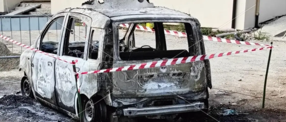 Incendio distrugge l’auto dei vigili urbani a San Lorenzo del Vallo: indagini in corso\n