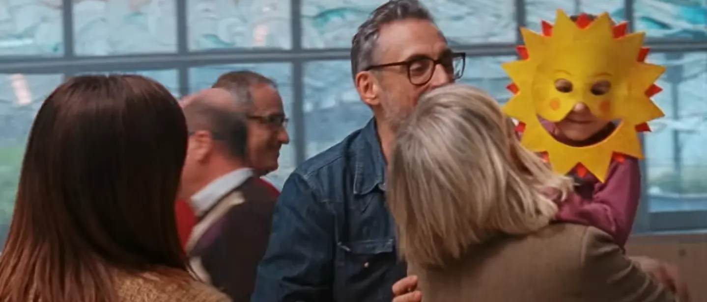 L’albero delle noci di Brunori e il sole che illumina tutti i pianeti: la dedica alla figlia anche nel video ufficiale\n