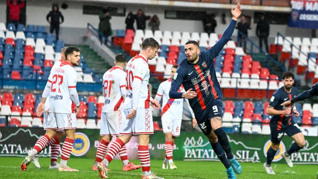 Artistico esulta dopo il gol al Mantova