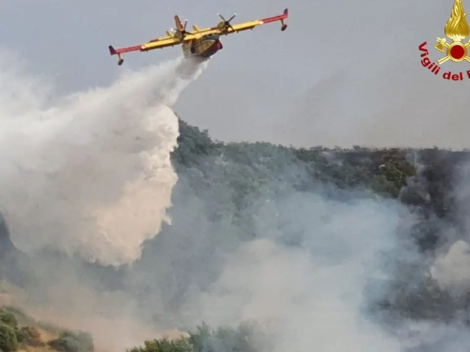 «La base Canadair per la Calabria si sposterà da Lamezia a Crotone»: l’annuncio dell’amministratore unico di Sacal