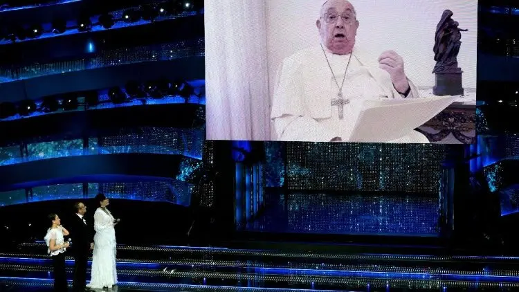 Il video del Papa a Sanremo e la rabbia di Conti: «Il Vaticano non sapeva della messa in onda? Siamo oltre la fantascienza»