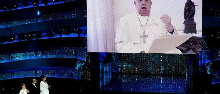 Il video del Papa a Sanremo e la rabbia di Conti: «Il Vaticano non sapeva della messa in onda? Siamo oltre la fantascienza»