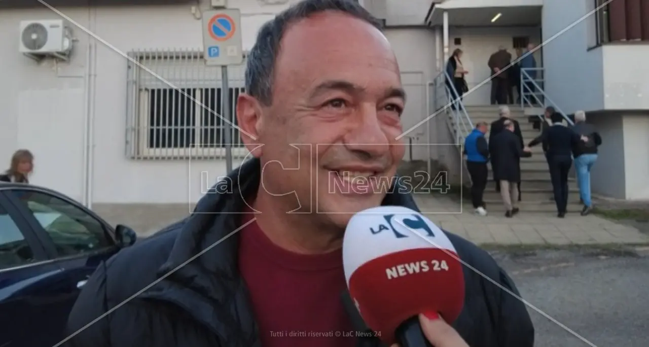 Riace, la Cassazione respinge sia il ricorso della Procura che quello di Mimmo Lucano: definitiva la condanna a 18 mesi\n