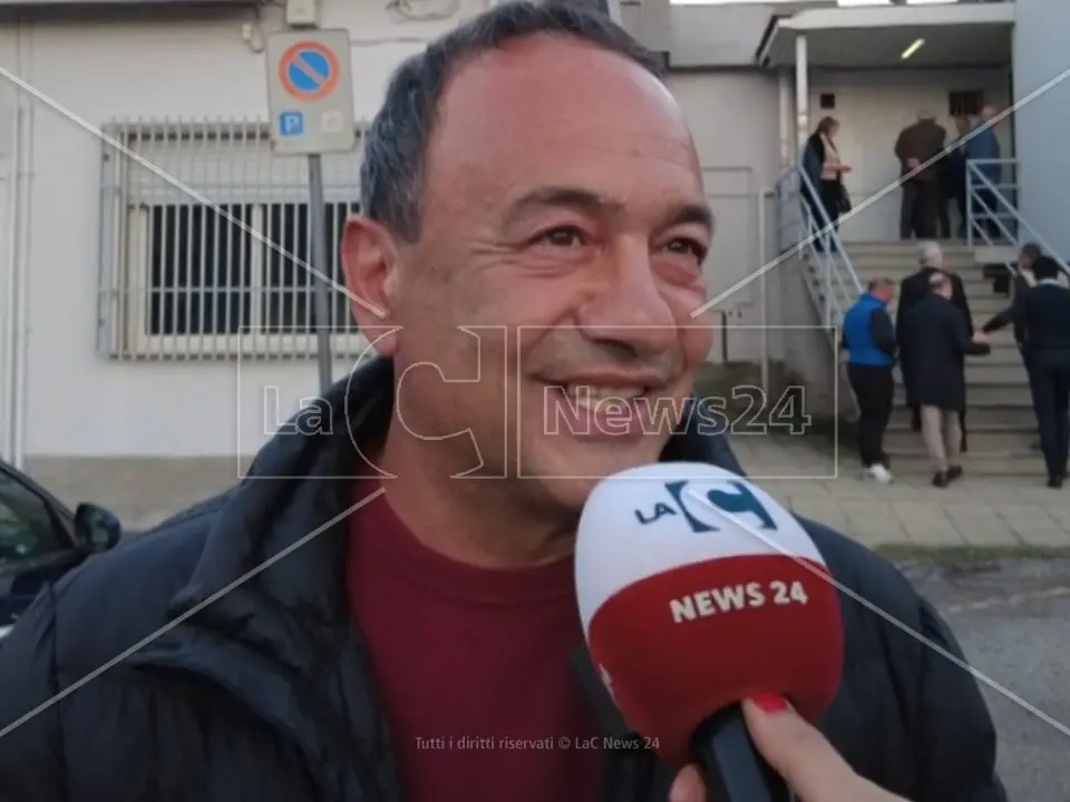 Riace, la Cassazione respinge sia il ricorso della Procura che quello di Mimmo Lucano: definitiva la condanna a 18 mesi