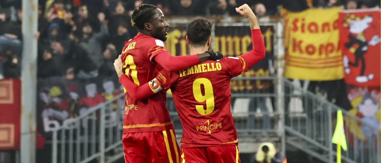 Il Catanzaro vuole continuare a volare contro il Cittadella: coreografia in tema San Valentino per gli ultras giallorossi