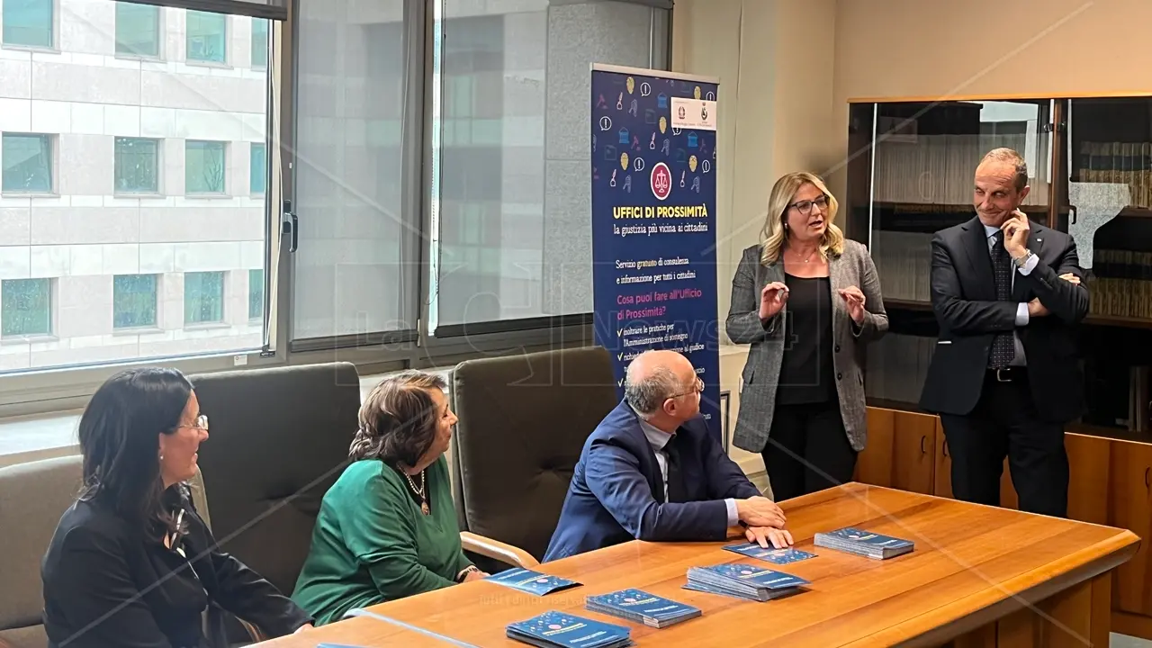 <p>La presentazione presso la biblioteca Lilia Gaeta del tribunale di Reggio, al Cedir</p>\\n