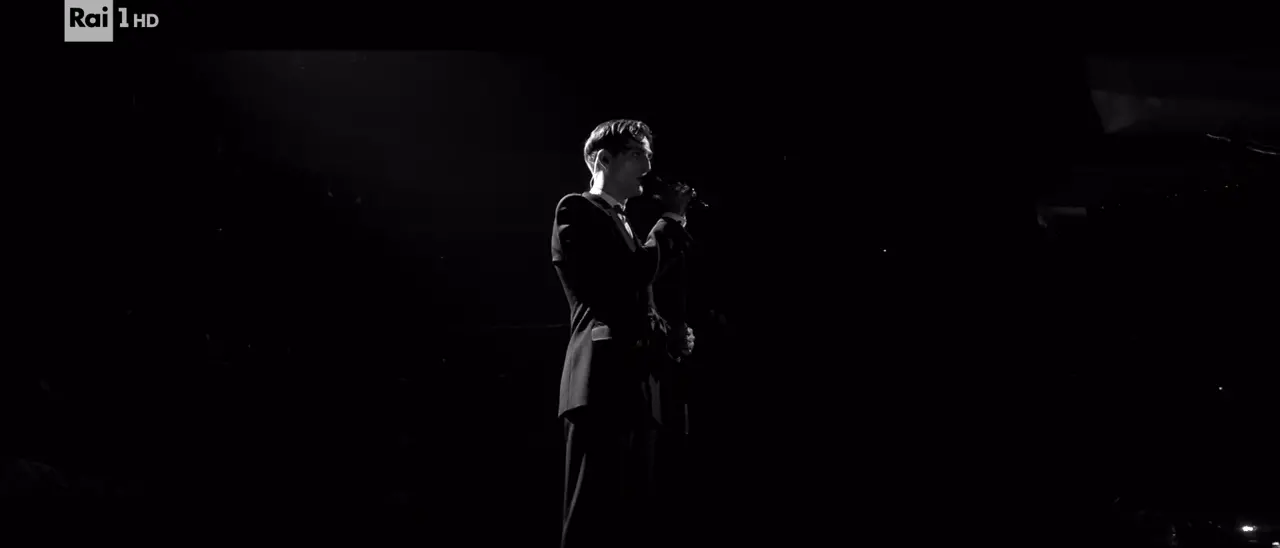 Damiano David a Sanremo 2025: omaggio a Lucio Dalla e look da applausi